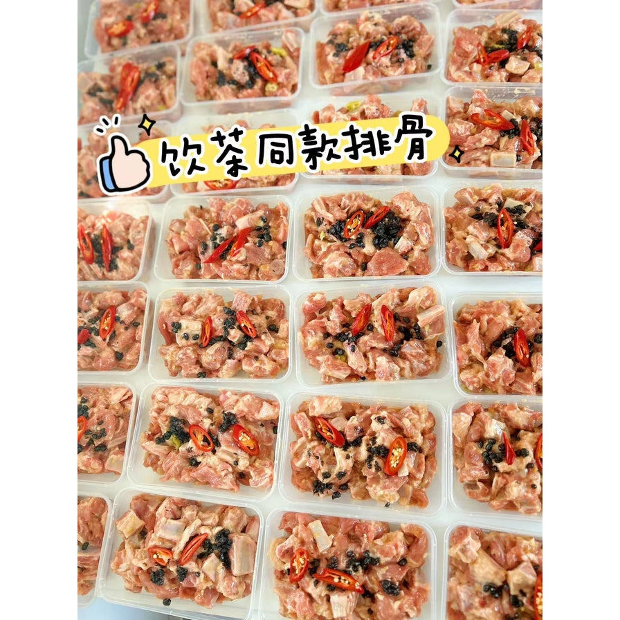 多盒整齐排列的港式豉汁蒸排骨，可见新鲜排骨、豆豉和红辣椒配料，上方带有“饮茶同款排骨”手绘风格文字。