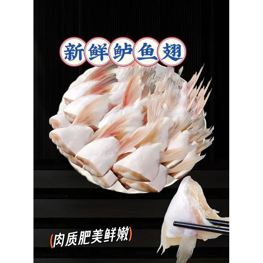 澳洲本地珍稀花鲈鱼翅海报，上方有“新鲜鲈鱼翅”字样，下方有“肉质肥美鲜嫩”说明，并展示筷子夹起鱼肉的特写。