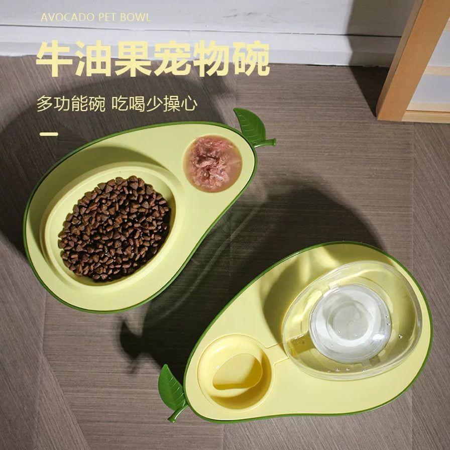 地板场景中展示两只牛油果造型宠物碗，上方有中文文案，左侧为食盆，右侧为自动饮水器。