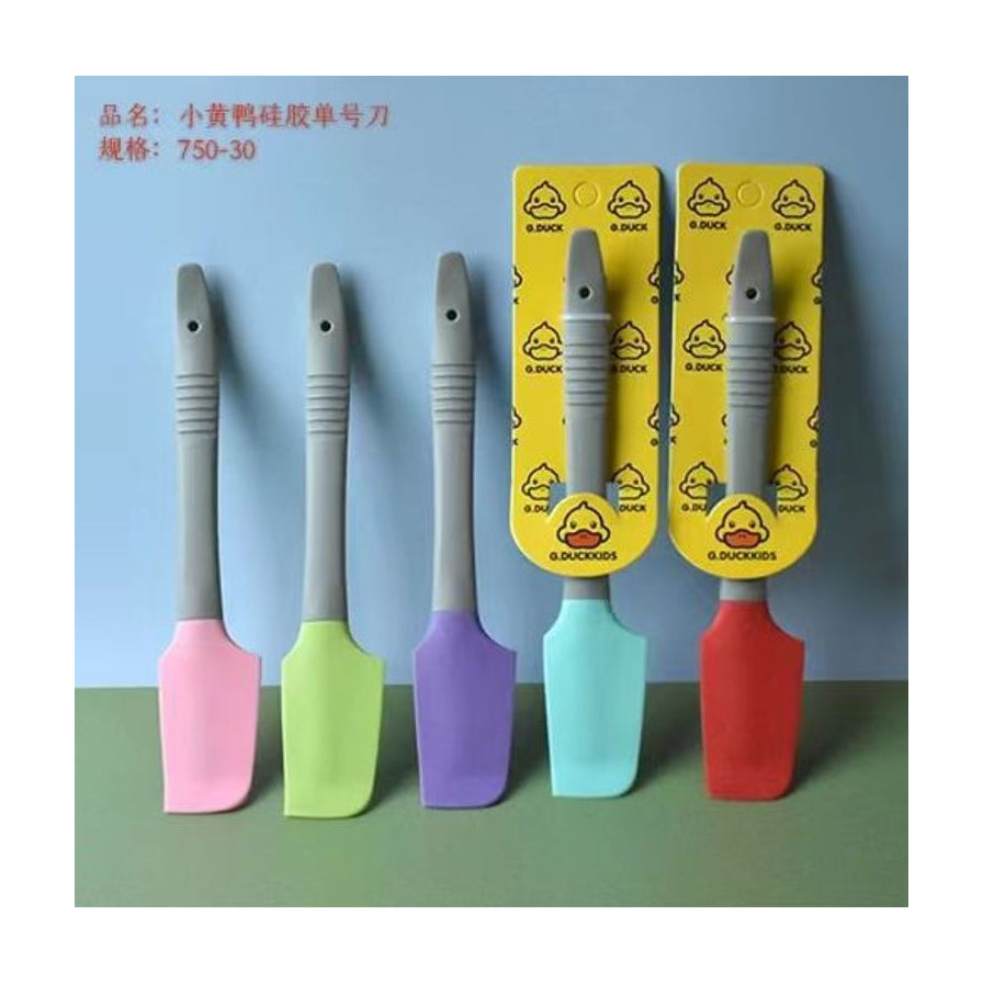 小黄鸭硅胶蛋糕刀展示，包含粉色、绿色、紫色单品及带有黄色小黄鸭品牌包装卡的浅蓝色和红色款式，左上角标有品名和规格。
