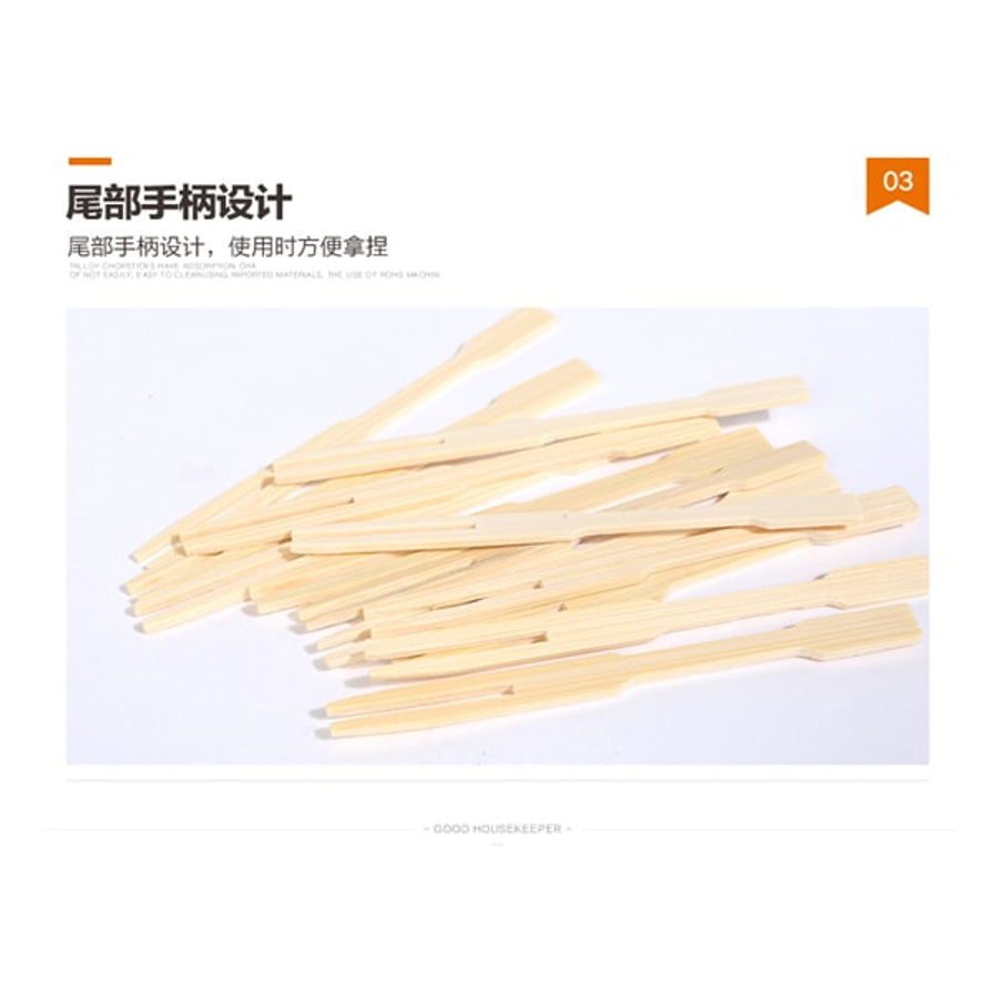 好管家竹质水果叉细节展示，散落的竹叉显示尾部手柄设计，方便拿捏，上方带有中文说明文字。