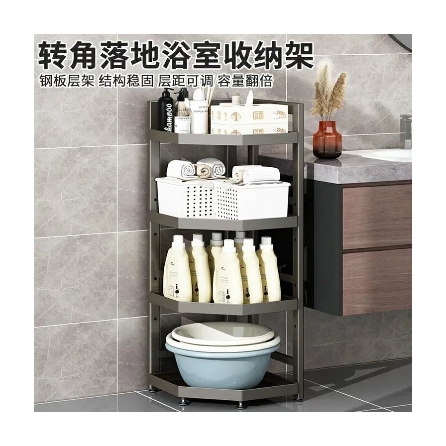 浴室场景中摆满洗护用品、毛巾和脸盆的四层转角收纳架，上方带有转角落地浴室收纳架的中文卖点文字。