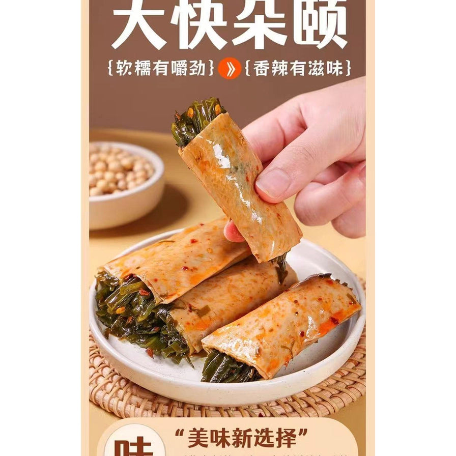手持超友味海带豆卷的特写，展示豆皮的油亮质感和内部饱满的海带馅料，背景有大快朵颐字样。