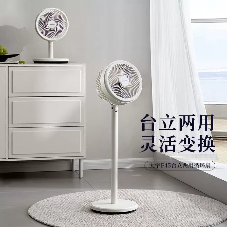 小熊落地空气循环扇放置在现代简约风格的客厅中，背景有白色储物柜和窗帘，图中带有“台立两用 灵活变换”的文字说明。