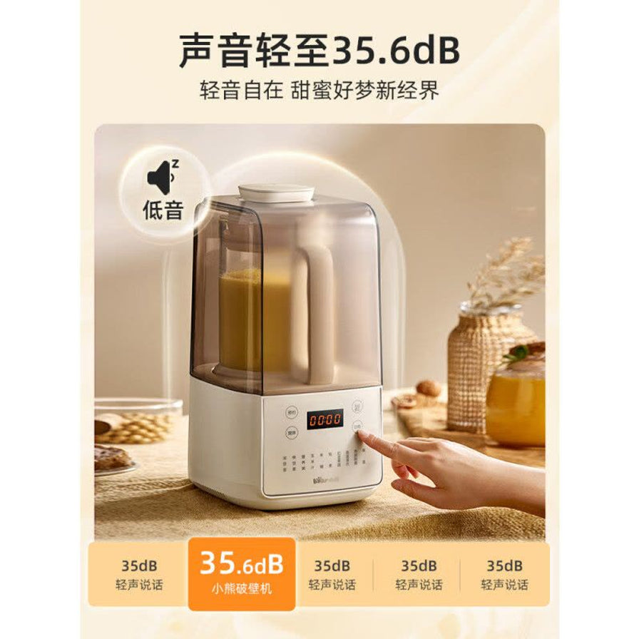 小熊破壁机在温馨厨房环境中的使用场景，上方文字标注声音轻至35.6分贝，强调静音特点。