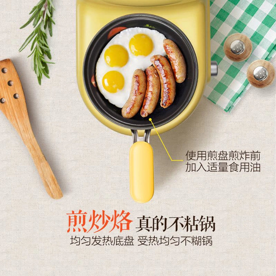 小熊早餐机煎盘俯视图，展示正在煎制三个荷包蛋和三根香肠，下方配有“煎炒烙真的不粘锅”等宣传文字。