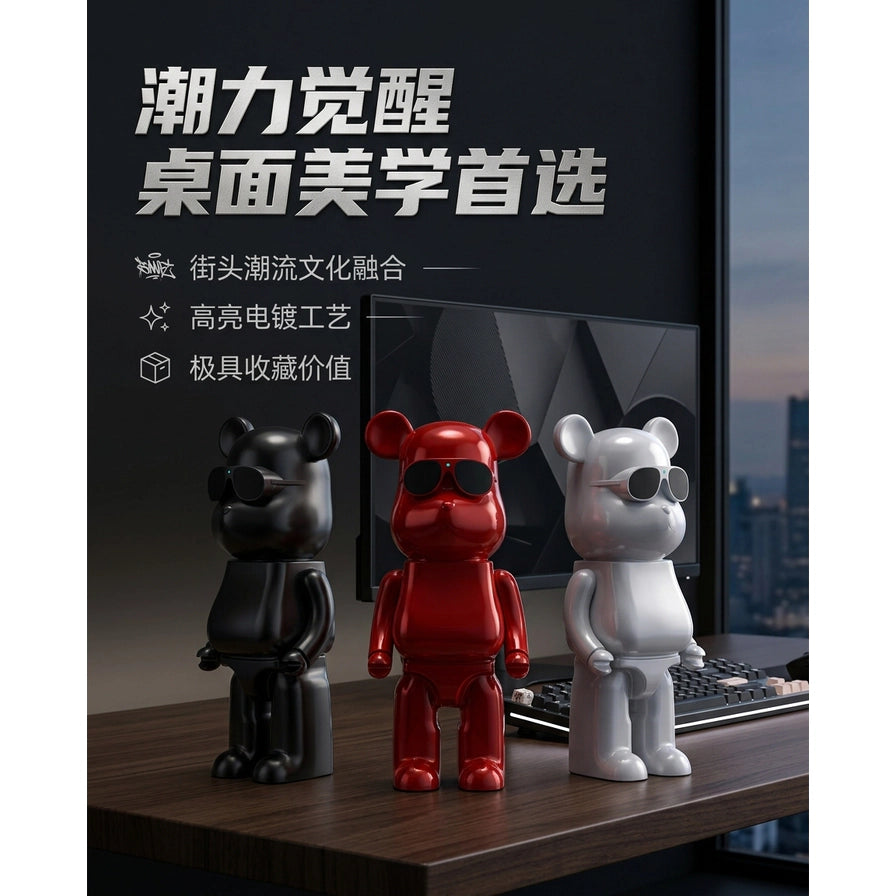暴力熊音箱作为桌面摆件的实景效果图，放置在电脑显示器前的木质桌面上，配有“潮力觉醒”和“桌面美学首选”的中文标题。