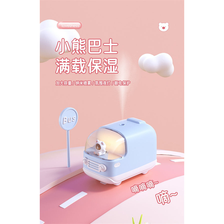 蓝色小熊巴士加湿器海报，展示纳米喷雾效果，配有“小熊巴士 满载保湿”宣传文字。
