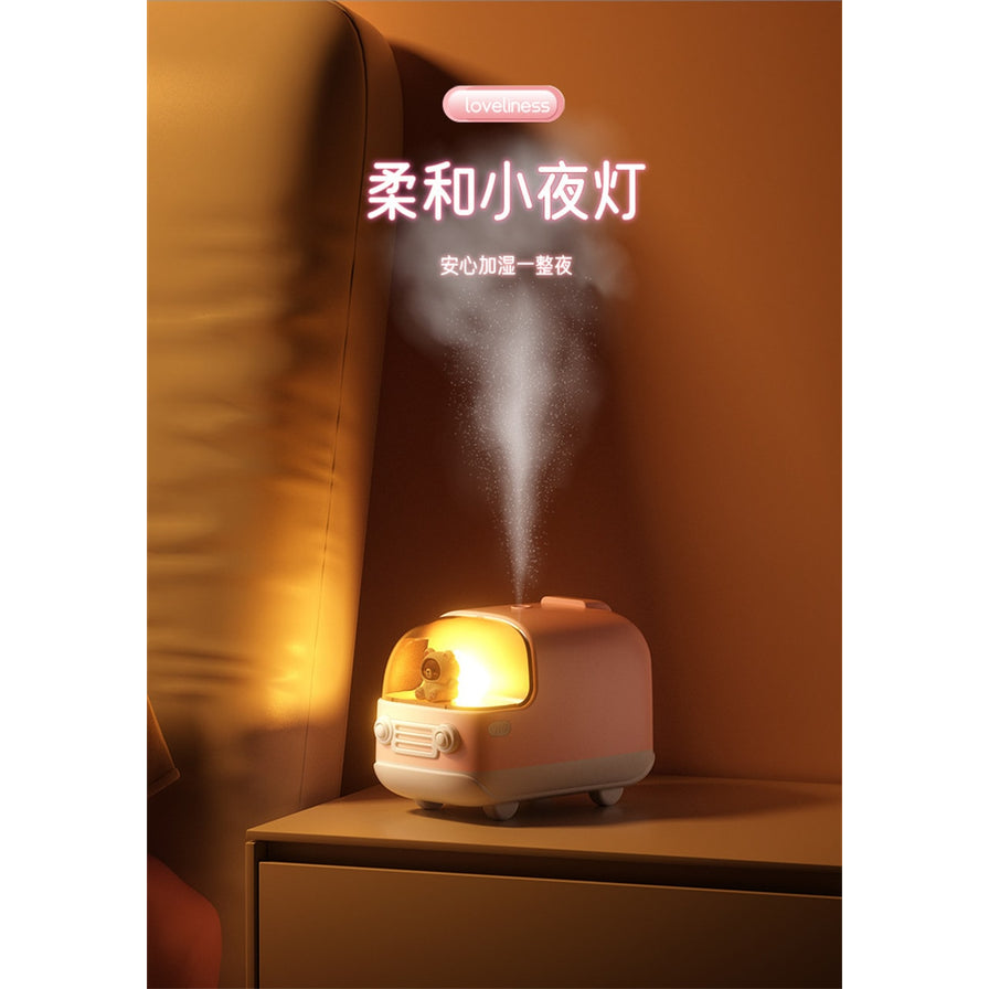 夜晚卧室场景下，粉色小熊巴士加湿器开启暖色氛围夜灯并持续喷雾，配有“柔和小夜灯”文字。