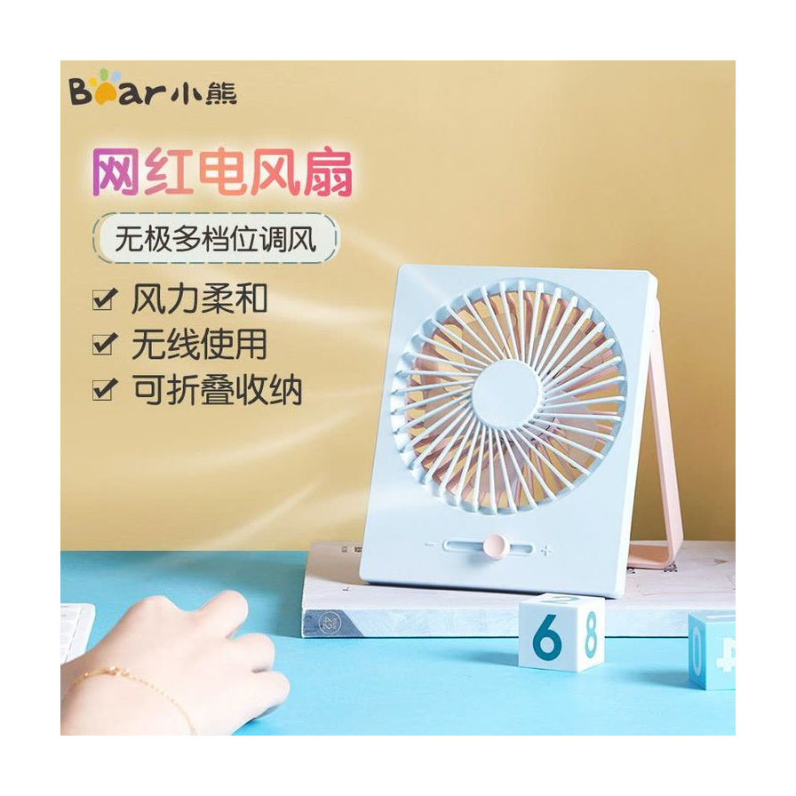 小熊桌面风扇放置在书桌上，背景带有“网红电风扇”和“无极多档位调风”等中文卖点文字。
