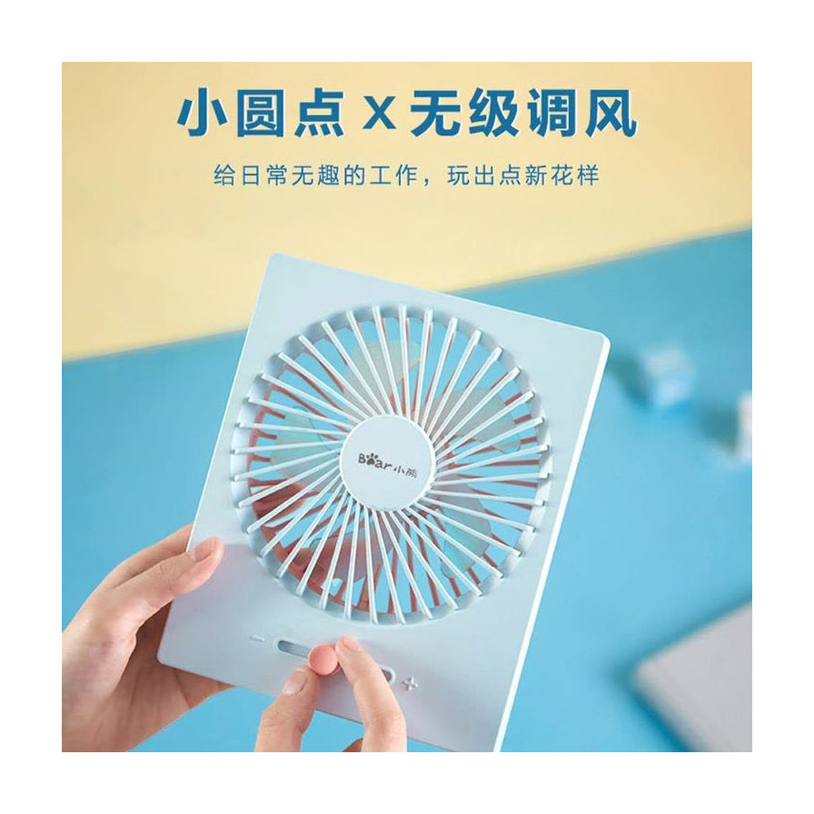 双手操作小熊风扇滑动旋钮的近景，上方带有“小圆点x无极调风”的中文标题。