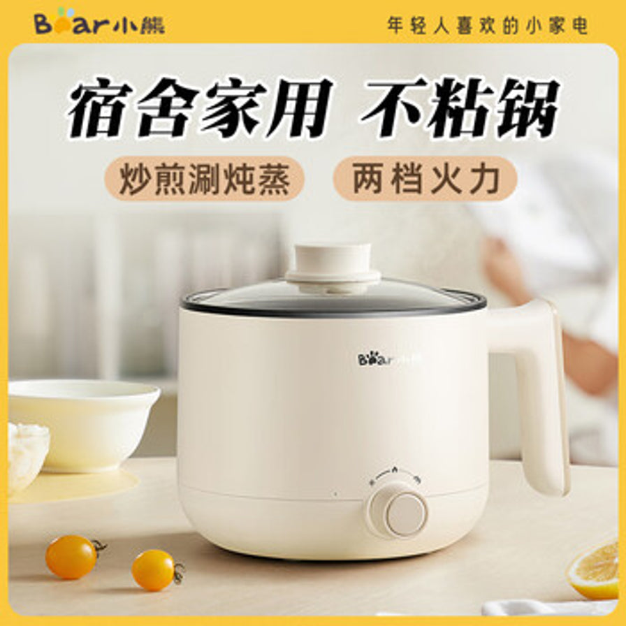 小熊电煮锅宣传海报，文字说明宿舍家用不粘锅，支持炒煎涮炖蒸
