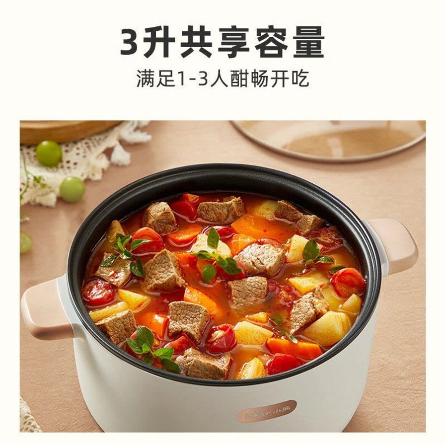 小熊电煮锅内炖煮着丰盛的肉类和蔬菜，展示 3 升共享容量，适合 1 - 3 人食用。