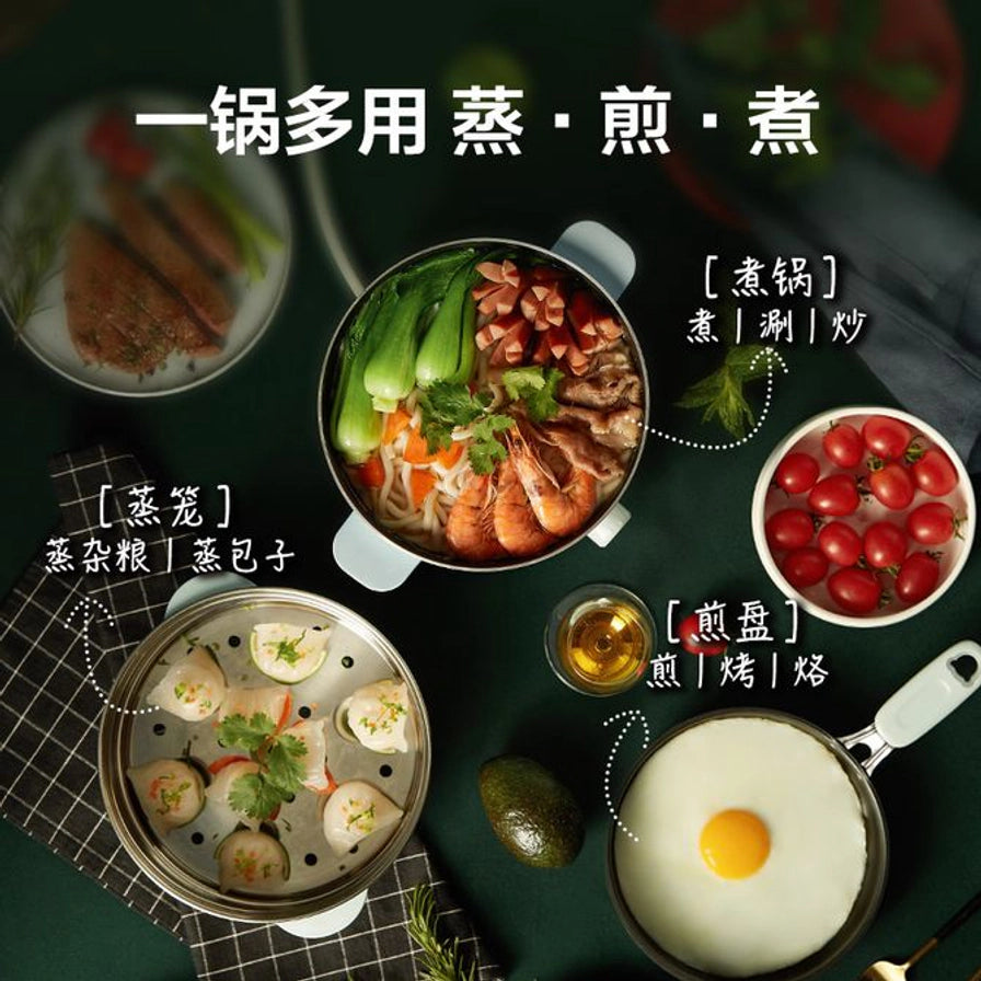 俯视图展示小熊电煮锅的一锅多用功能，包括煮锅煮面、蒸笼蒸点心和煎盘煎蛋。