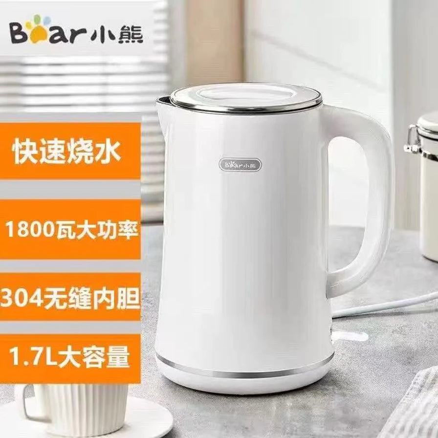 小熊Bear电热水壶放置在厨房台面，左侧配有快速烧水、1800瓦大功率、304无缝内胆、1.7L大容量的中文卖点标注。
