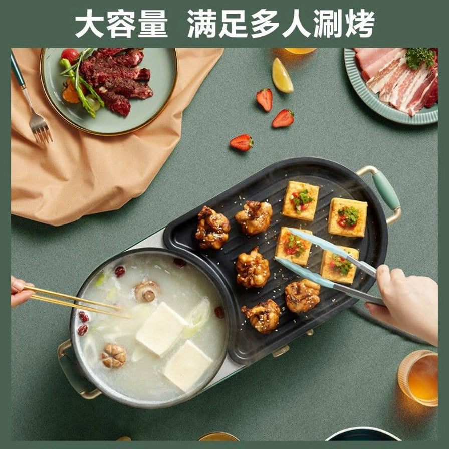 俯拍视角展示大容量电热锅，左侧火锅正在煮豆腐，右侧烤盘正在煎鸡翅和豆腐，适合多人分享。