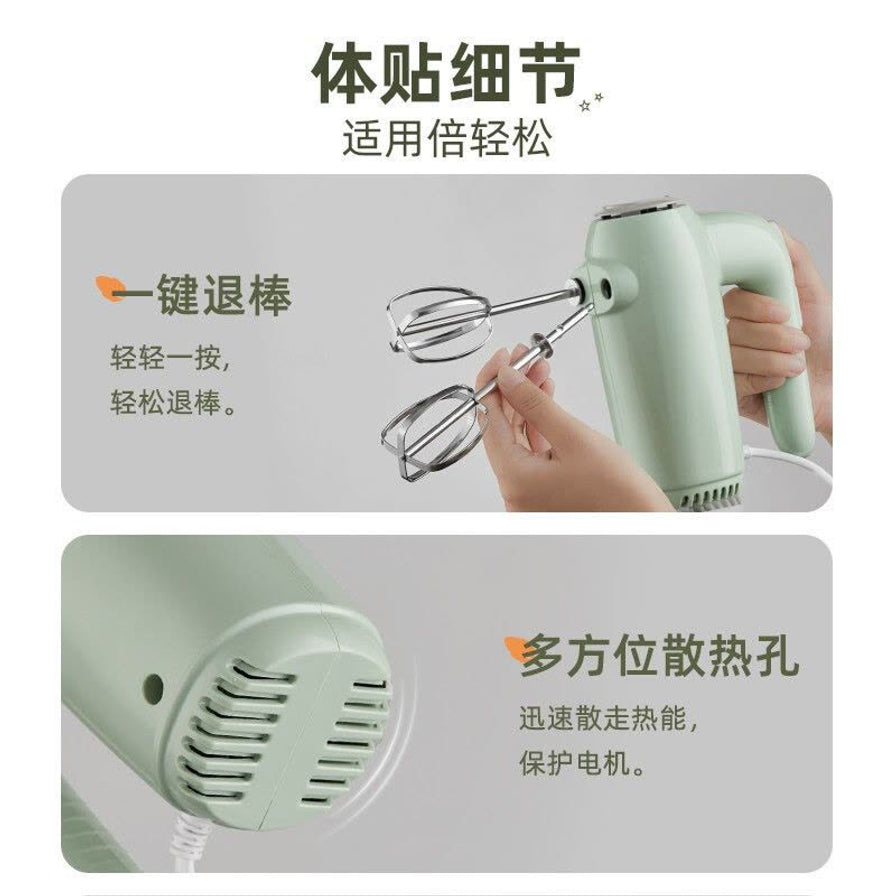 展示小熊打蛋器的一键退棒功能和多方位散热孔细节，配有“体贴细节”及相应功能的中文卖点说明。