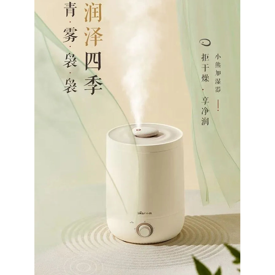 小熊加湿器在居家环境中的氛围展示，配有润泽四季、拒于干燥等宣传文字。