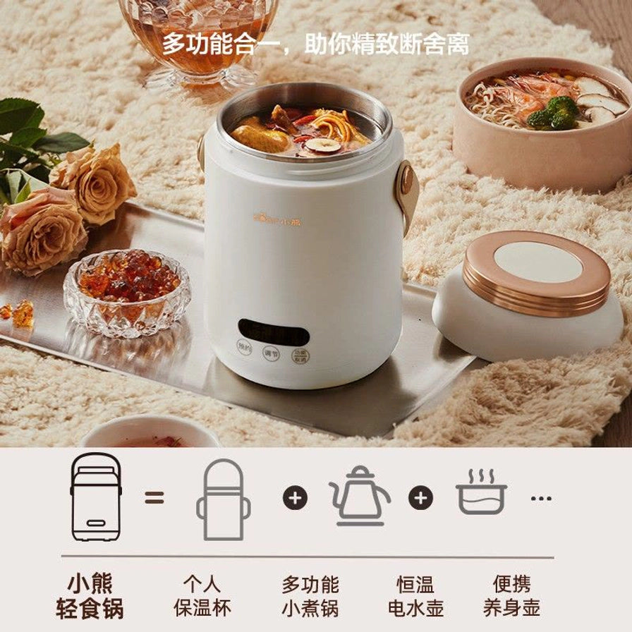 小熊电炖桶在居家场景中的使用展示，桶内盛有热汤，旁边配有面条、甜品和鲜花，下方图示说明其集合了保温杯、小煮锅、电水壶和养身壶的功能。