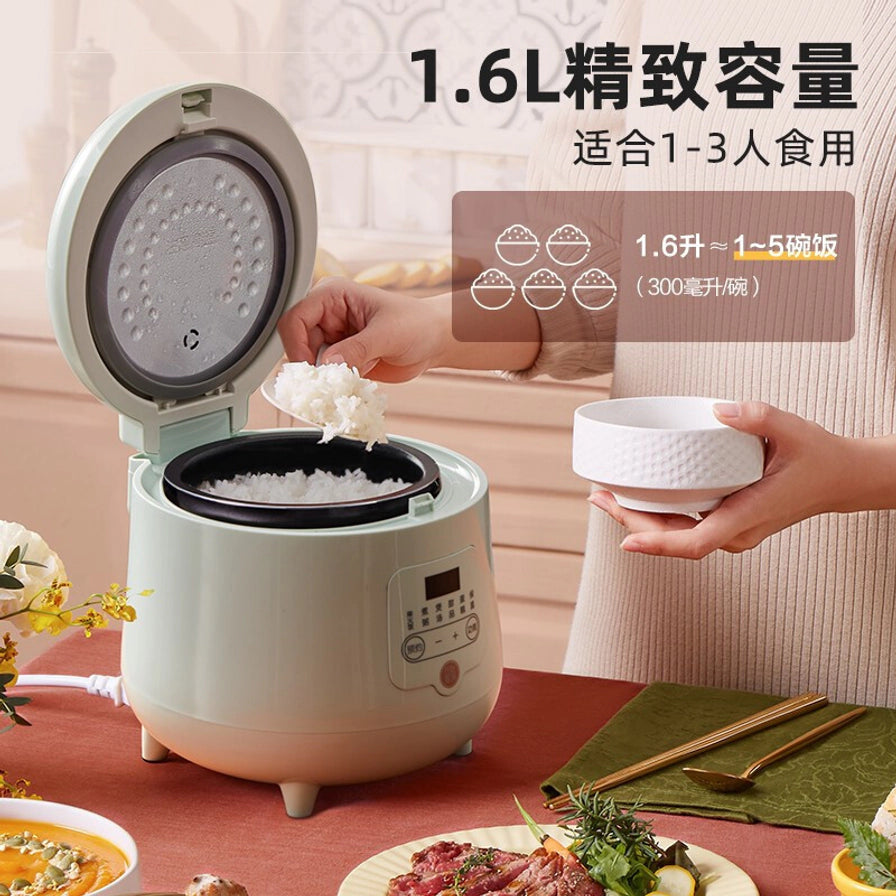用户正在使用小熊电饭煲盛饭，展示1.6L精致容量，适合1 - 2人份，背景为温馨的厨房用餐场景。