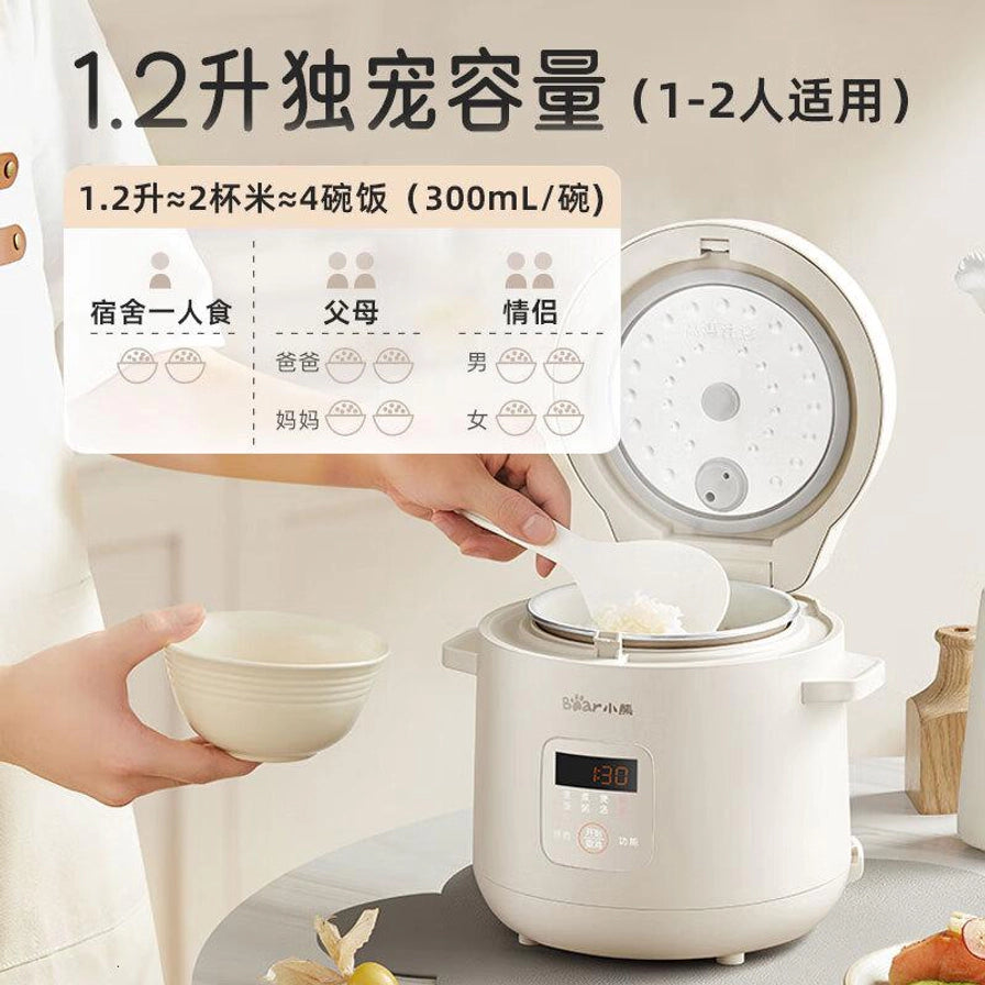 小熊电饭煲使用场景图，展示 1.2L 容量适合 1 - 2 人使用，可煮约 4 碗米饭，开盖状态展示内部结构。
