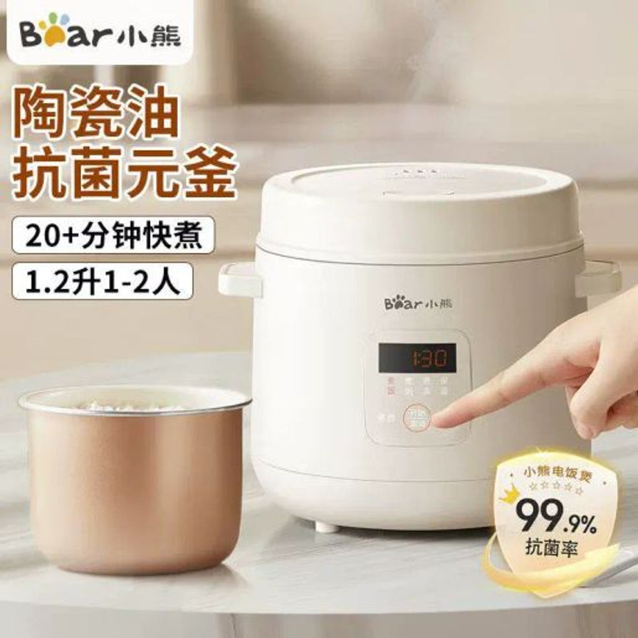 小熊电饭煲功能展示图，突出陶瓷油抗菌元釜内胆，支持 20 分钟快煮，适合 1 - 2 人份量。