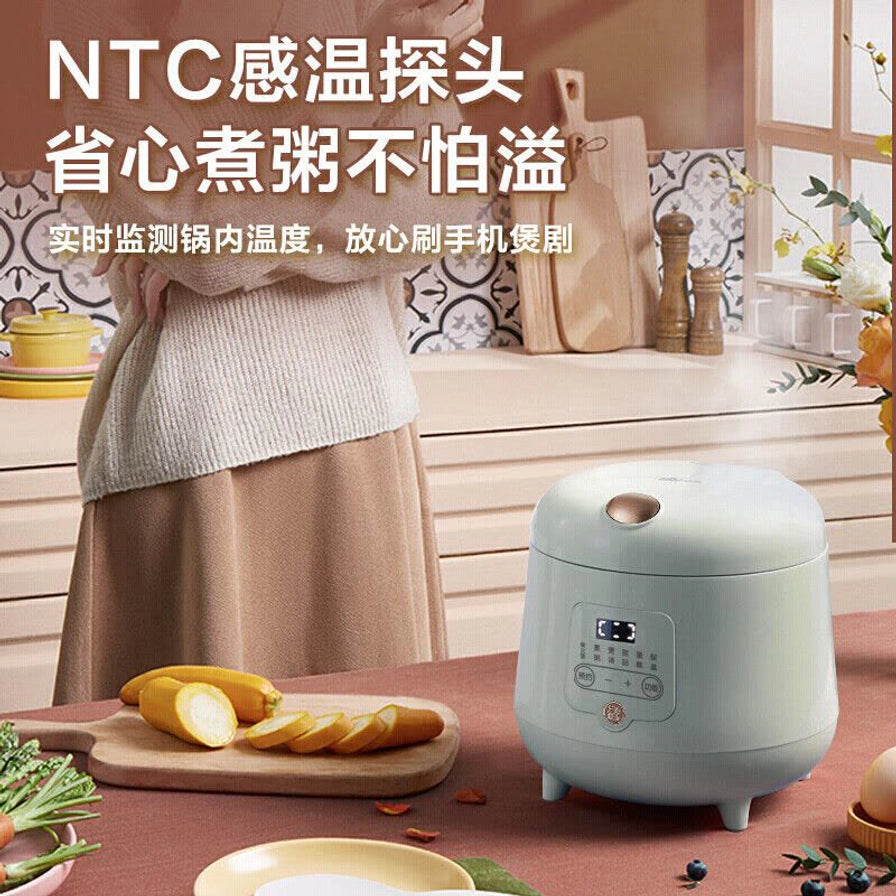 小熊电饭煲在厨房台面上的使用场景，展示NTC感温探头功能，防止煮粥溢锅。