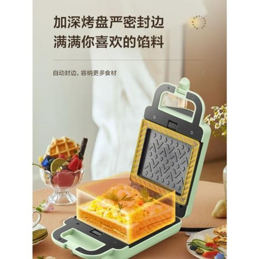 小熊轻食三明治机海报，上方配有“加深烤盘严密封边，满满你喜欢的馅料”标题，展示机器大容量压制效果。