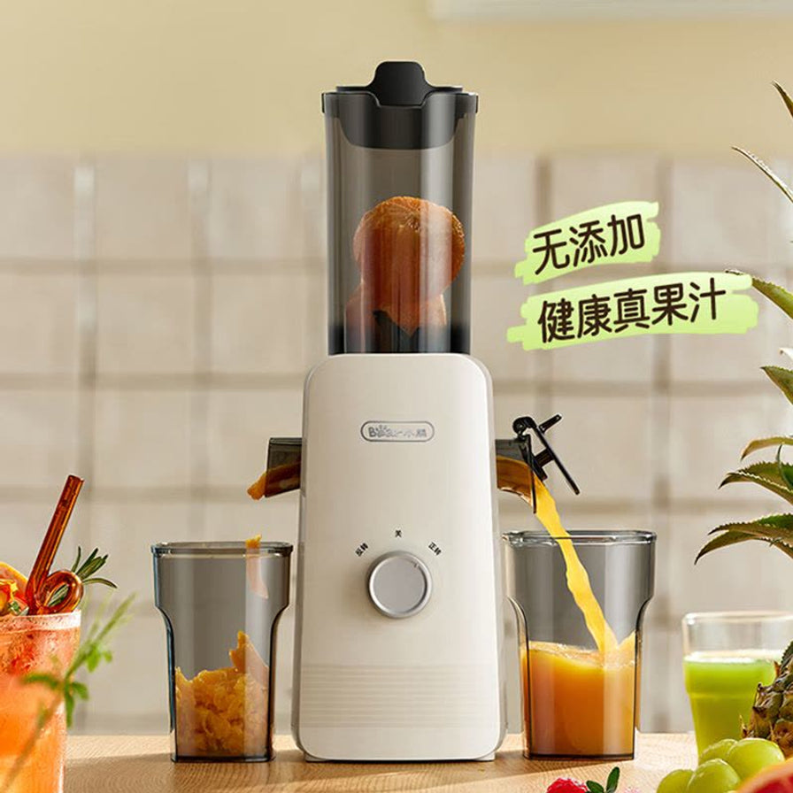 小熊原汁机在厨房环境下的使用场景，配有“无添加健康真果汁”文字，展示榨汁过程。