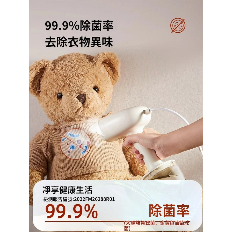 使用小熊挂烫机为毛绒玩具除菌的场景，配文说明其具有99.9%的除菌率，可去除衣物异味。