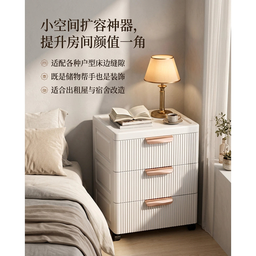 卧室场景中的白色床头柜，配有台灯和书籍，图片包含中文宣传文案说明小空间收纳功能。