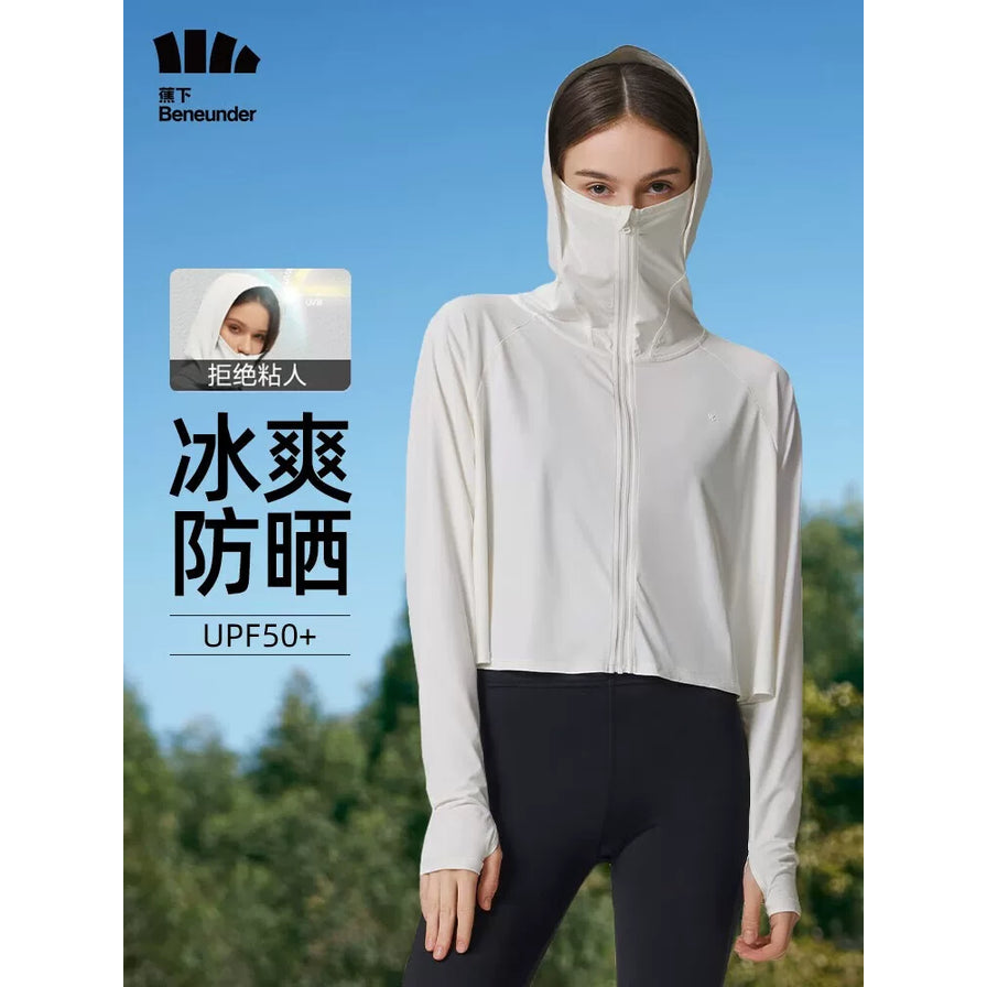 模特穿着蕉下白色冰薄系列披肩防晒服，拉链拉至面部提供全脸防护，背景为户外自然光。