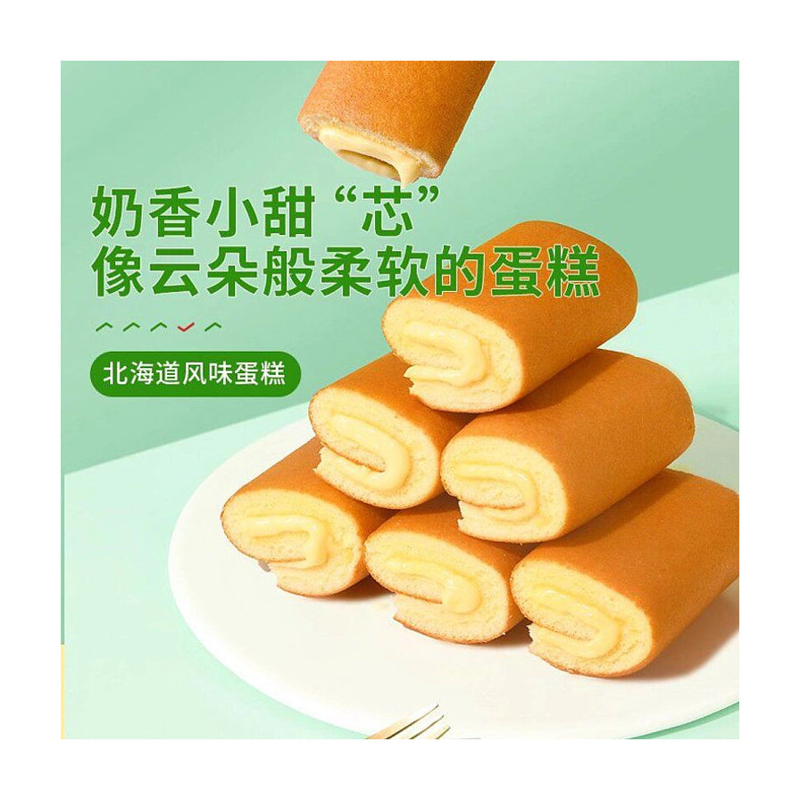 良品铺子北海道风味蛋糕堆叠特写，背景为浅绿色，配有奶香小甜芯像云朵般柔软的蛋糕中文文案。