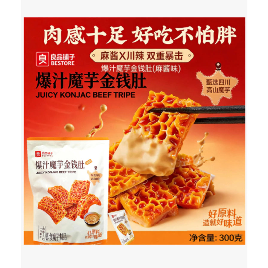 良品铺子爆汁魔芋金钱肚宣传海报，展示筷子夹起沾满麻酱的蜂窝状魔芋片，背景带有“肉感十足”等卖点文字。