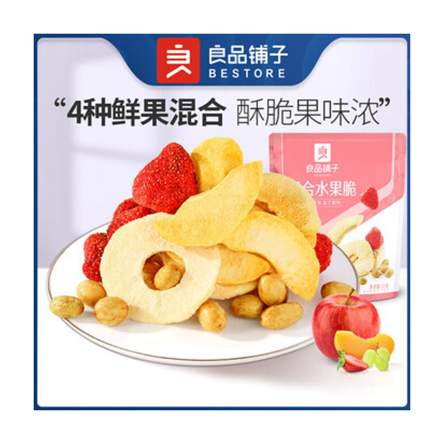 白盘中盛放着丰富的混合水果脆，包括草莓、苹果片和黄桃，背景带有“4种鲜果混合 酥脆果味浓”的宣传文字。