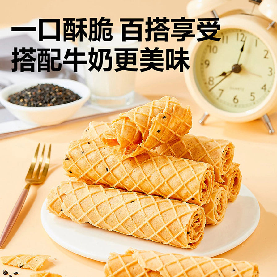 白色圆盘上整齐摆放的黄金芝麻蛋卷，背景配有闹钟、黑芝麻碗和牛奶，上方带有“一口酥脆 百搭享受”的文字。