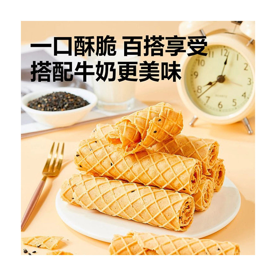 白色圆盘上整齐叠放的黄金芝麻蛋卷，背景配有闹钟、黑芝麻碗和牛奶，上方有文字“一口酥脆 百搭享受 搭配牛奶更美味”。