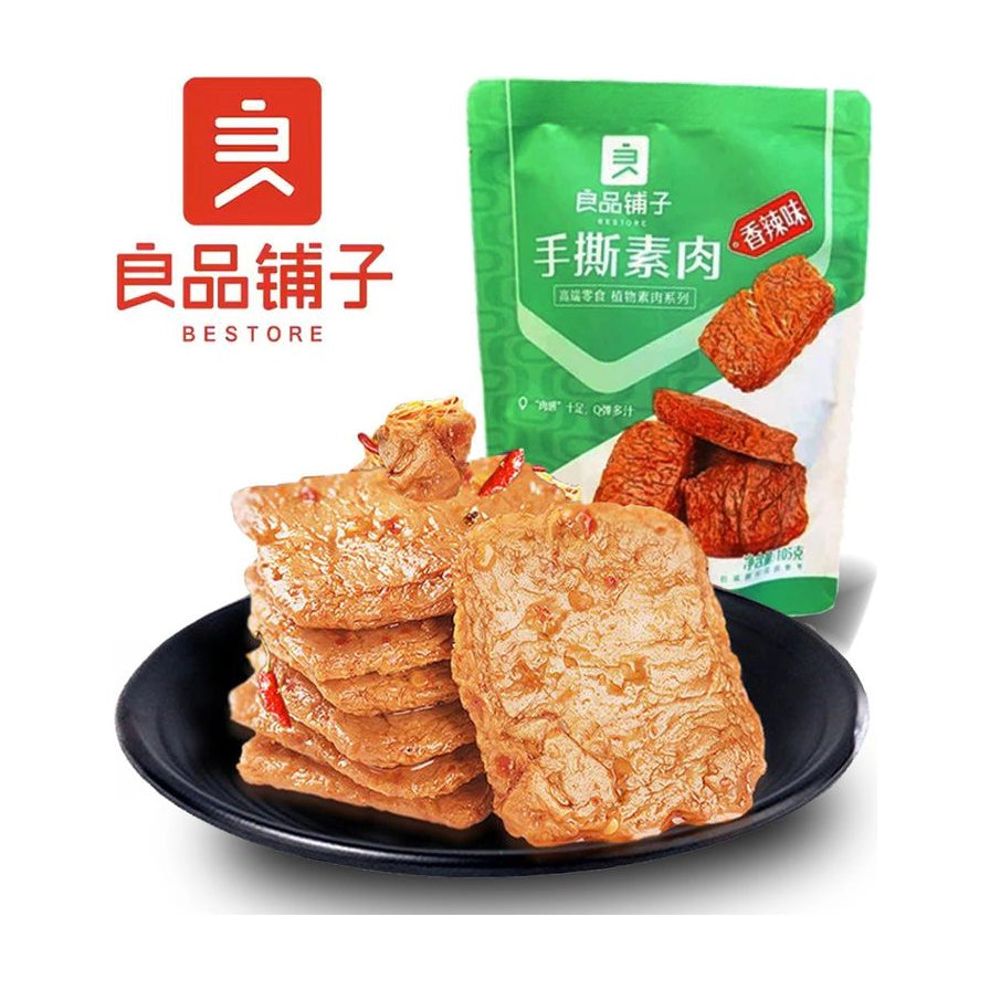 良品铺子手撕素肉香辣味包装袋与盘中展示的厚实素肉块，左侧带有良品铺子品牌Logo。