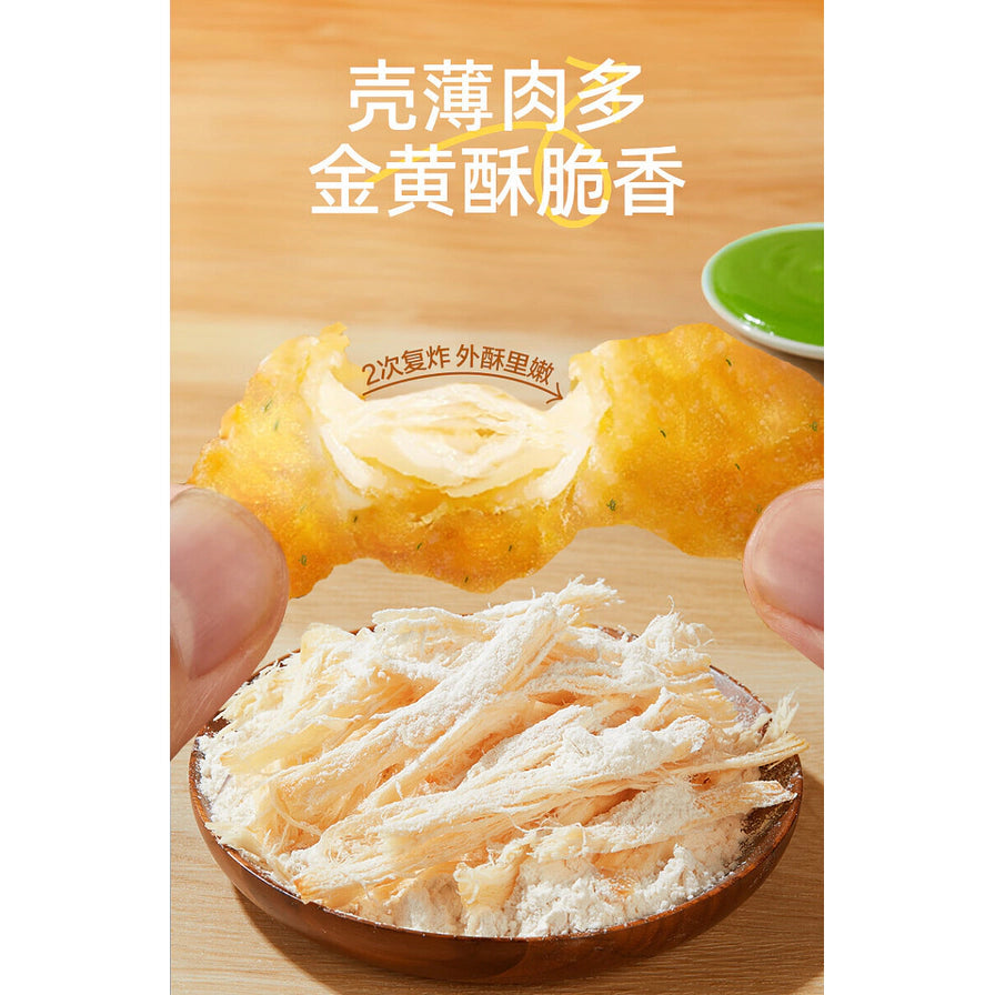 手指掰开一根香酥鱿鱼丝展示其内部纹理，下方碗中盛满白色鱿鱼丝，上方文字为“壳薄肉多 金黄酥脆香”。