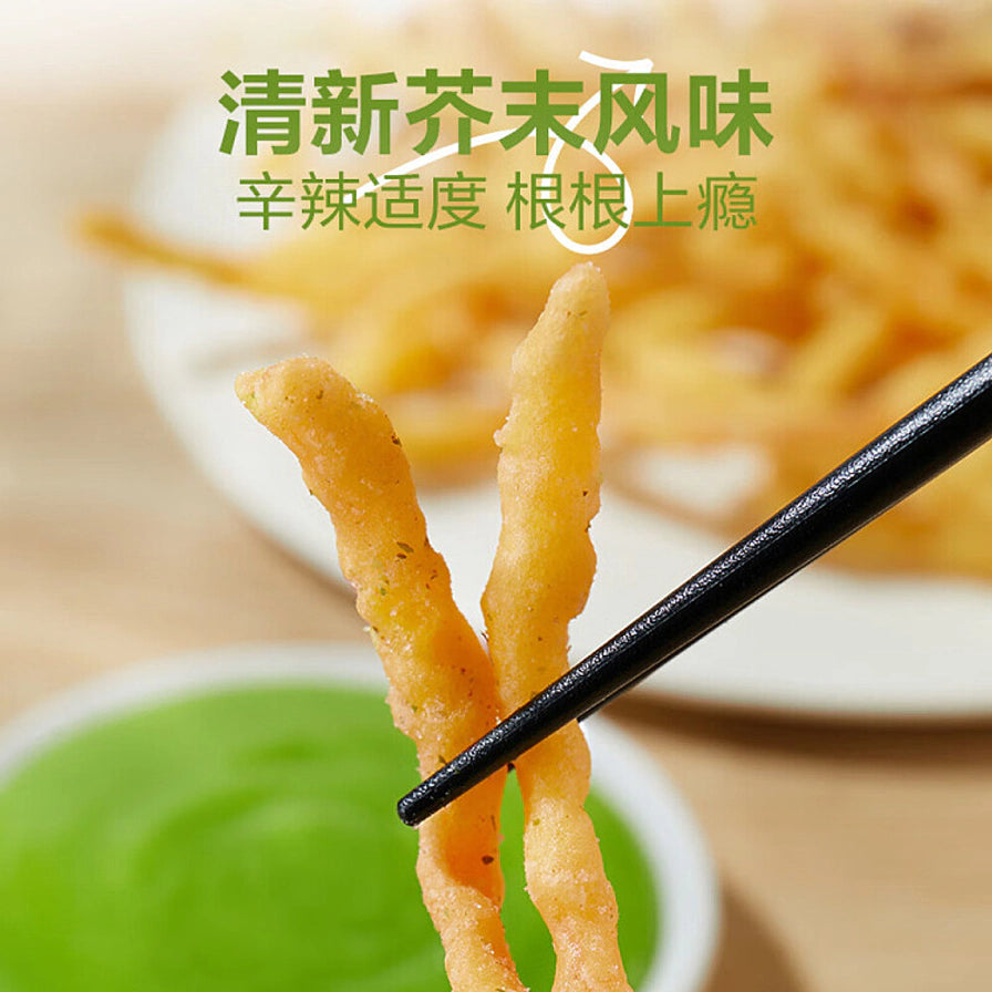 黑色筷子夹起两根金黄色的香酥鱿鱼丝，背景有绿色芥末酱，上方文字为“清新芥末风味”。