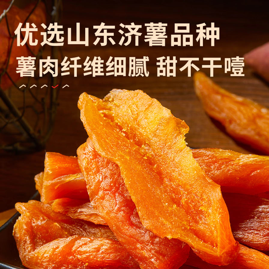 良品铺子红薯干近距离特写，展示红薯干细腻的纤维纹理和金黄油润的质感，上方配有“优选山东济薯品种”文字。