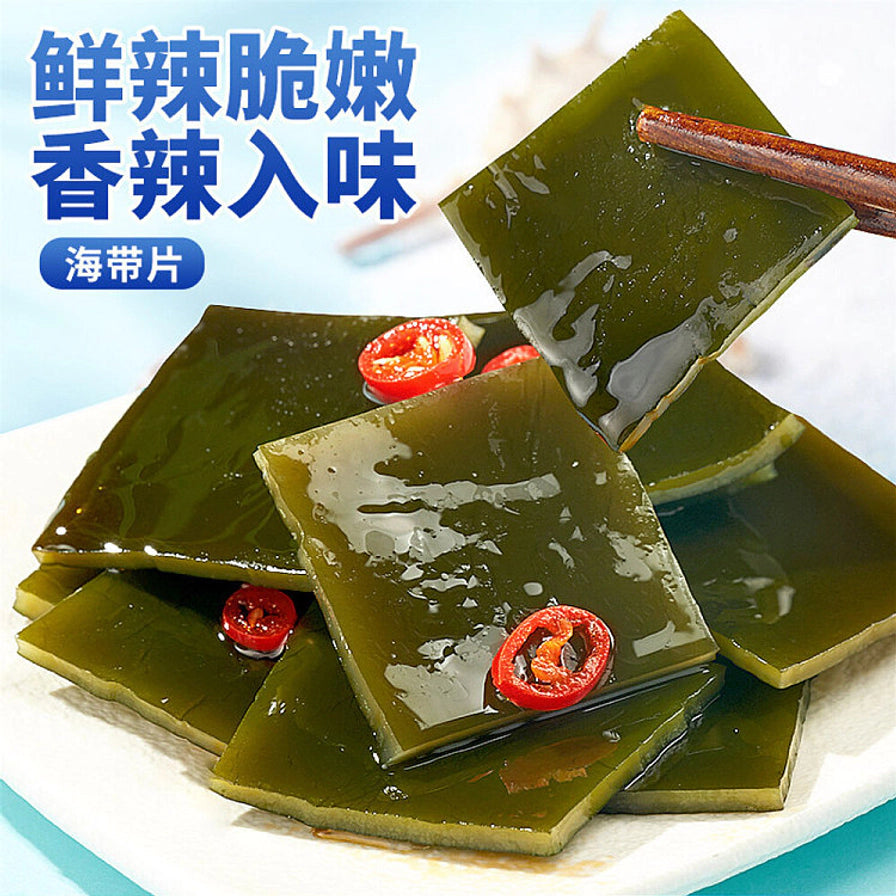 近距离特写用筷子夹起的一片香辣海带片，表面油亮并点缀有辣椒圈，配有“鲜辣脆嫩 香辣入味”文字。