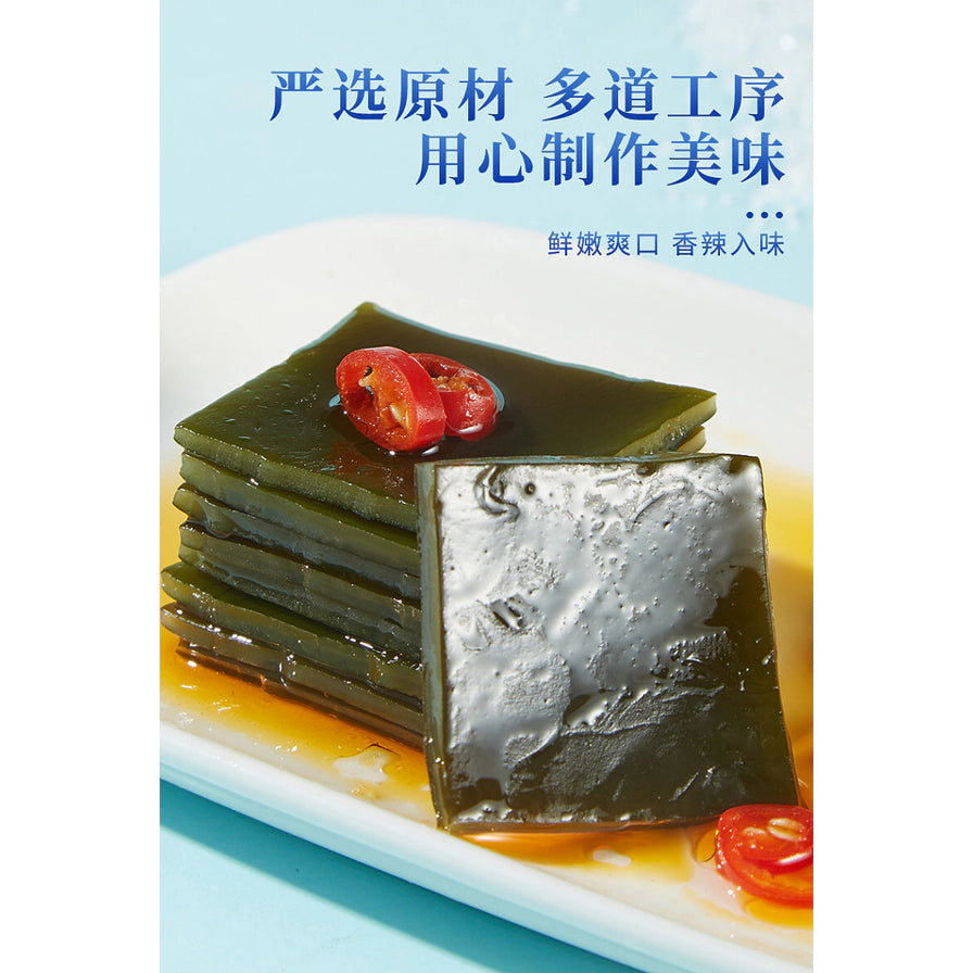 整齐叠放在白盘中的香辣海带片，侧面展示厚实均匀的质地，配有“严选原材 多道工序 用心制作美味”宣传语。