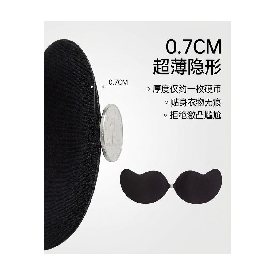 黑色胸贴侧面厚度对比图，通过硬币参照展示 0.7CM 超薄隐形特性及中文卖点说明。
