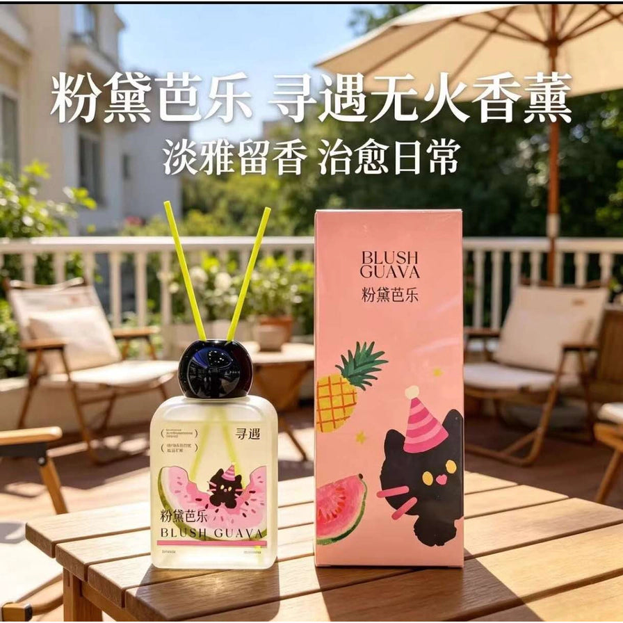 户外露台木桌上的粉黛芭乐无火香薰，背景带有“粉黛芭乐 寻遇无火香薰 淡雅留香 治愈日常”文字。