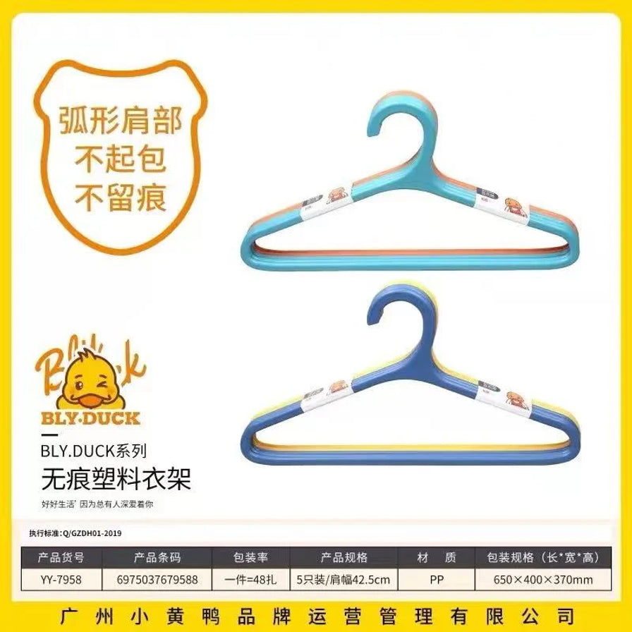 带有中文说明的 BLY·DUCK 小黄鸭无痕塑料衣架海报，展示了弧形肩部不起包不留痕的特点，并附有产品规格参数表。