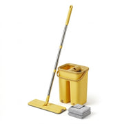 BLY.DUCK 小黄鸭免手洗平拖套装，展示带刮条的清洁桶、拖把杆及两块替换布，适合租房快速清洁。