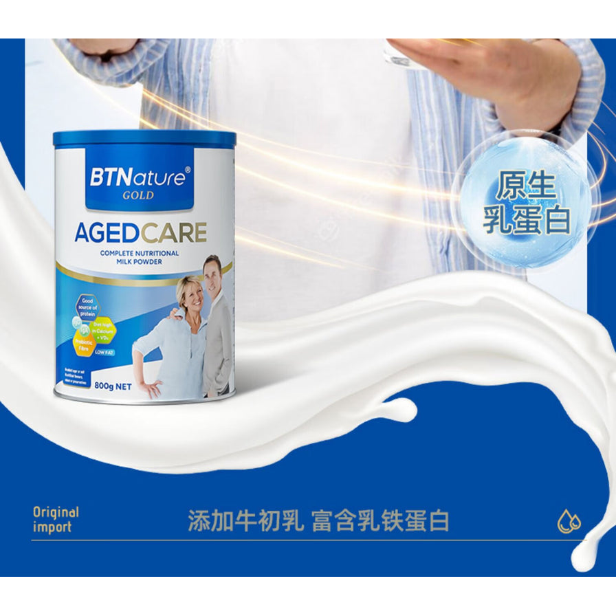 BTNature 奶粉罐旁伴有牛奶泼溅效果，配有“原生乳蛋白”和“添加牛初乳”的中文卖点文字。