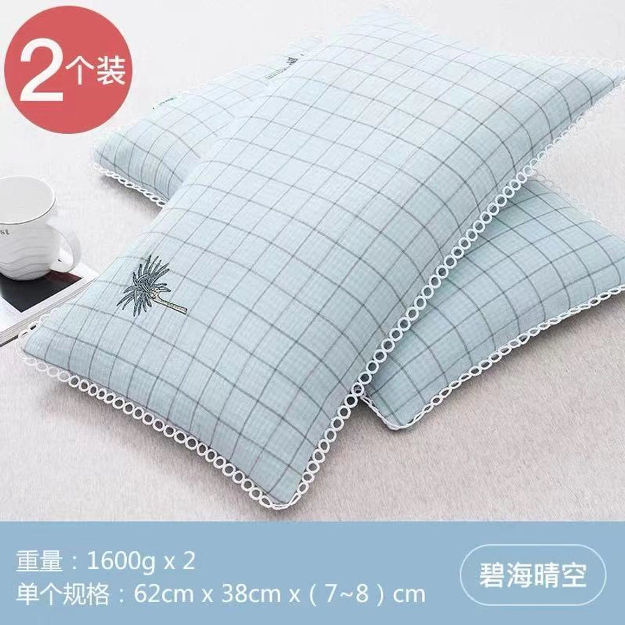 两只浅蓝色格子荞麦枕头叠放在床上，左上角标有2个装字样，底部显示产品规格和品牌名。