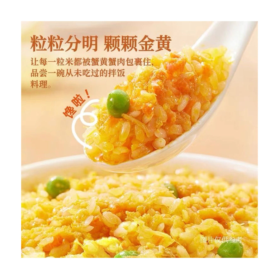 勺子舀起裹满金黄色蟹黄酱汁的米饭特写，画面包含后期添加的橙色宣传文案“粒粒分明 颗颗金黄”。
